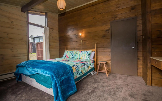 Lakeside Escape - Wanaka Holiday Bach