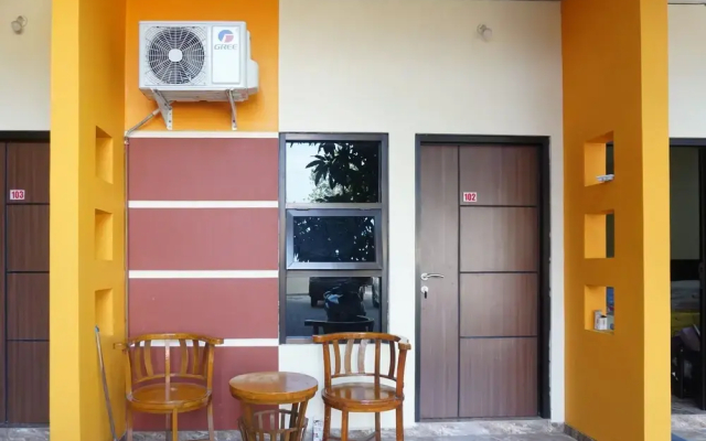 RedDoorz near Stasiun Kroya