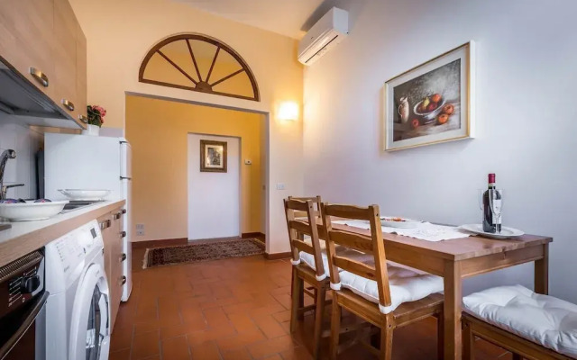 Classic Tuscany Apartment B by Mmega