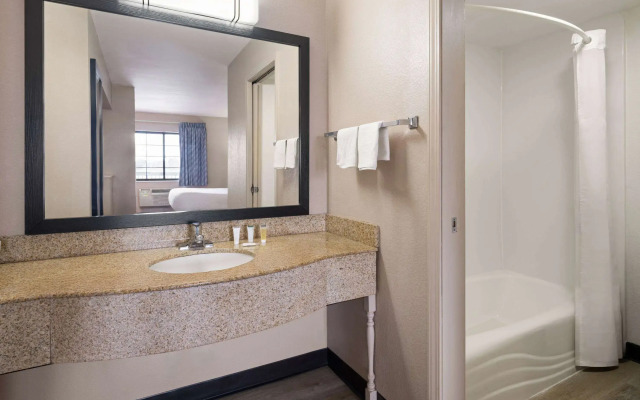 Days Inn & Suites by Wyndham Kokomo