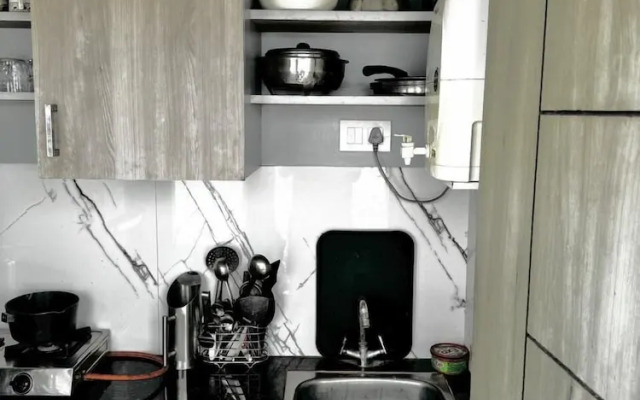 R Cottage Studio Apartments