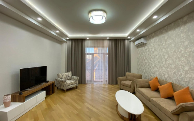 Kajaznuni Street, 3 bedrooms Luxury & Unique apartment QA444