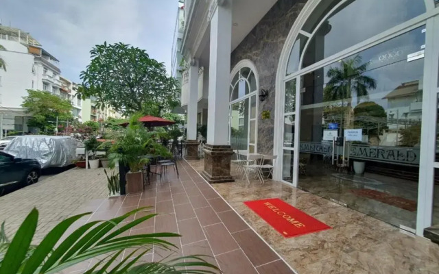 Collection O Emerald Luxury Apartment - Near SECC