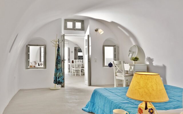 Liakada Oia Suites