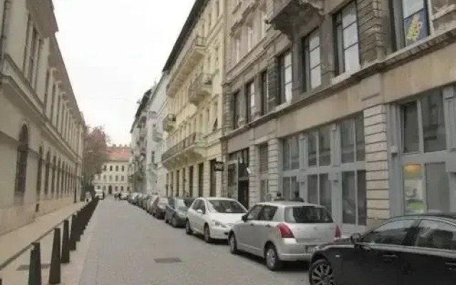 Kiralyi Central Apartment