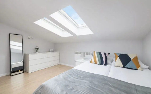 Apartment With 2 Desks by Renters