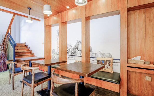 Poke Amber Theme Hostel