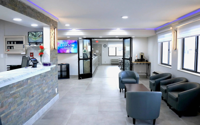 Econo Lodge Inn & Suites Southeast