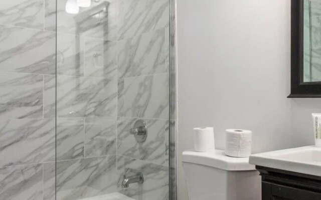 Bright & Modern 1 BDR in Downtown