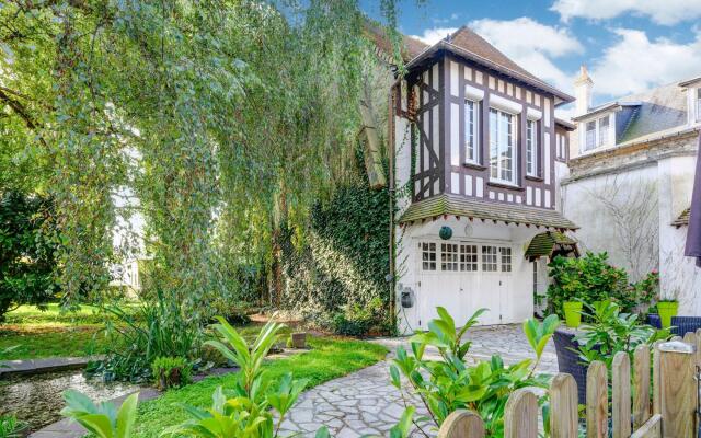 Cosy studio in Isigny sur Mer with a terrace