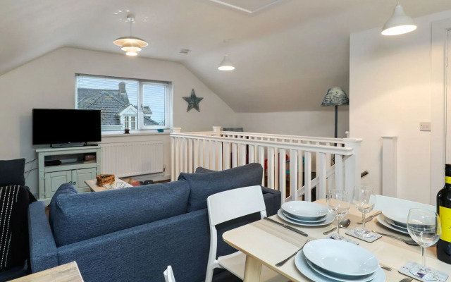 The Beach Apartment - Walk to Beach, Parking, Enclosed Garden