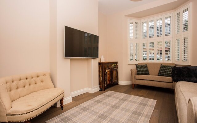 3 Bedroom Home With Skylight and Garden
