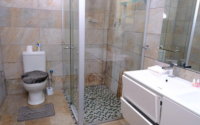 Selina Airport Lodge #Emzini