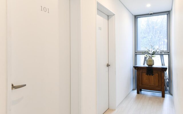 Runway Guesthouse - Hostel