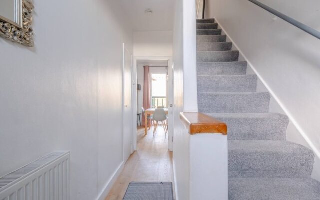 Spacious 2 Bedroom Flat in Clapham With Balcony