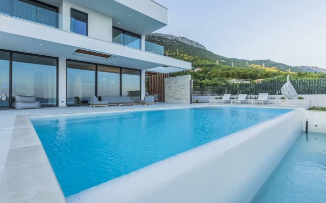 Villa Hedonist With Heated Pool