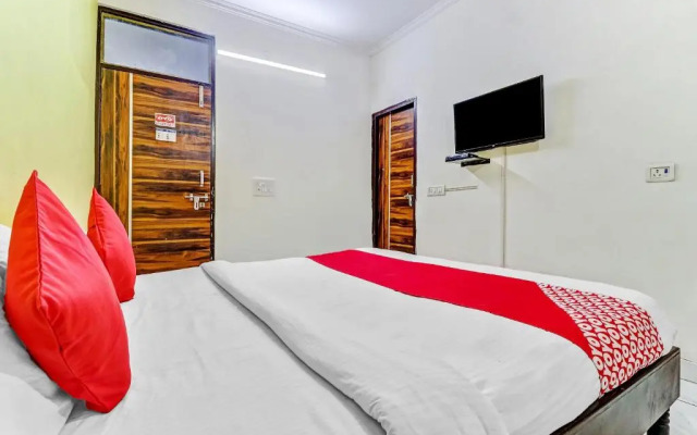 OYO Flagship 70237 Cozy Stay Deluxe