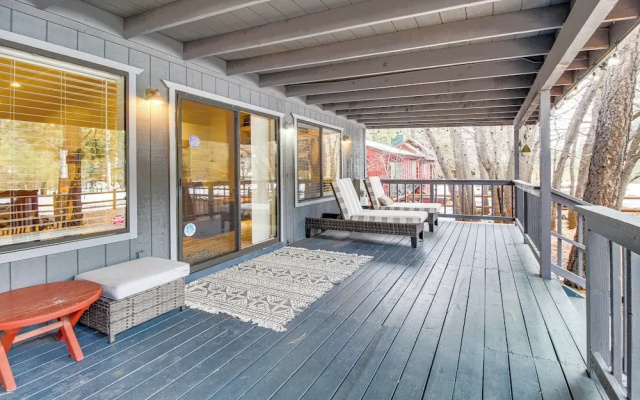 Near Hiking & Golfing: Pinetop Home w/ Deck!