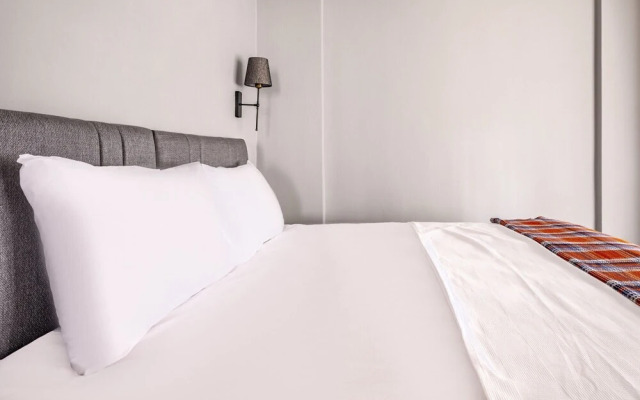 Vibrant Flat Next to Bostanci Marmaray Station