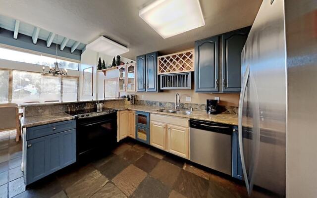 Large Upgraded 4 Bedroom Condo in Mammoth! Easy access To Hot Tubs, Pool, Sauna by RedAwning