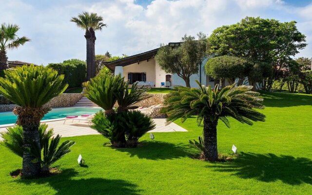 Exclusive Villa With Private Swimming Pool That Enjoys a Splendid Seafront View