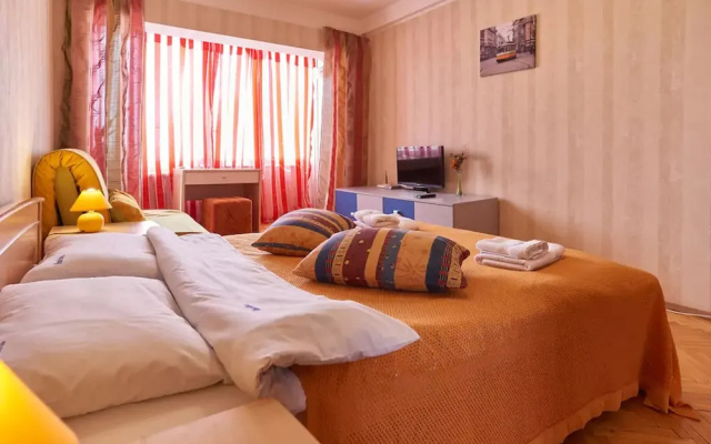 Апартаменты Home-Hotel, ул. Раисы Осипкиной, 7А