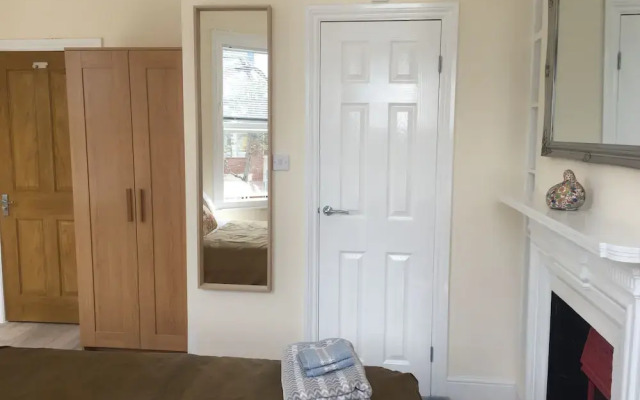 Inviting 6-bed House in London