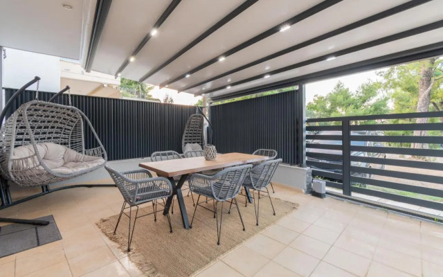 SithoniaRS Luxury Ground Floor Apartment With Private Garden