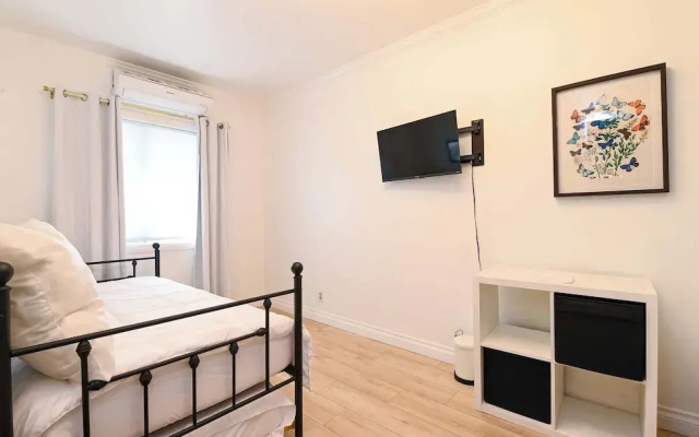 Immaculate 3bdr Private Bungalow, Walk to Beach!