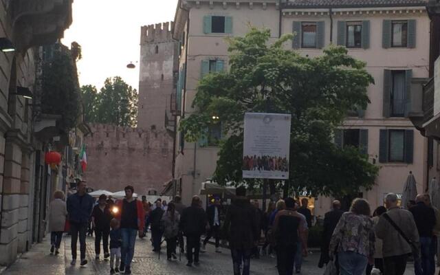 via roma 12 VERONA
