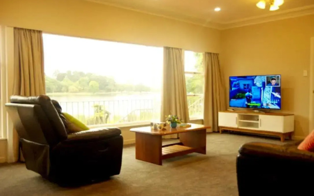 Lake Domain Boarding Holiday House