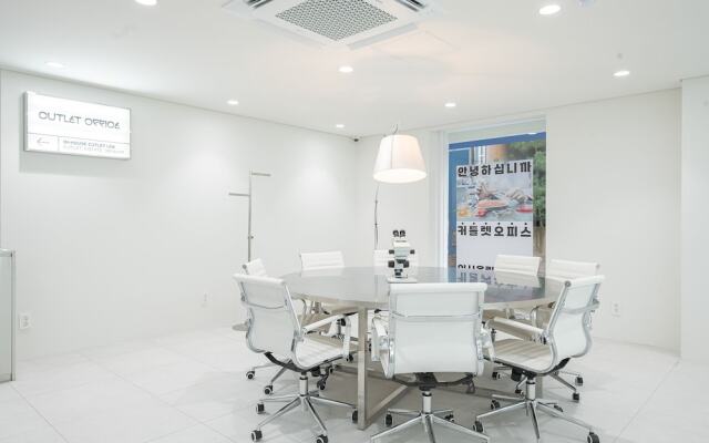 Workers Hotel Ansan by Aank
