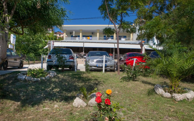 Hotel Loukas Vrachos