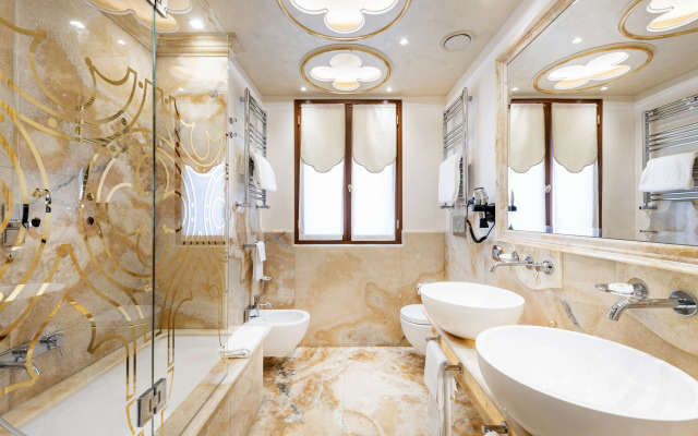 Monaco & Grand Canal Hotel