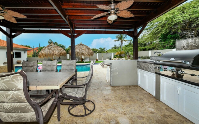 Gorgeous Mansion, Private Pool, Outdoor Kitchen!