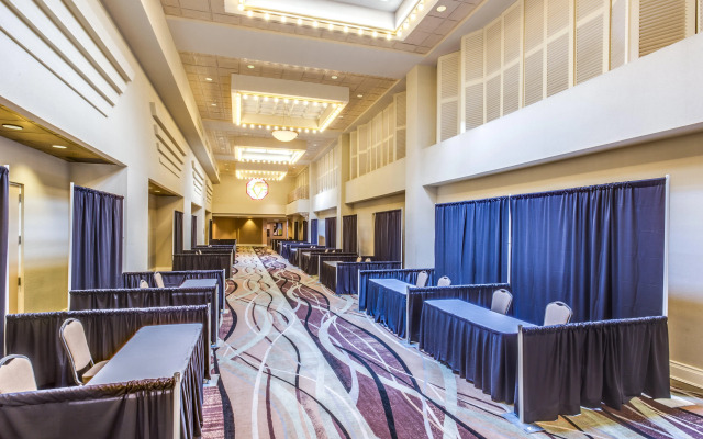 Crowne Plaza Executive Center Baton Rouge by IHG