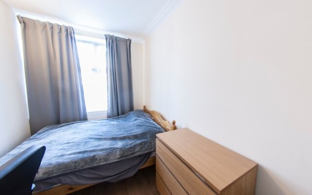 Spacious & Quiet 4BR Flat for 8 in Hampstead