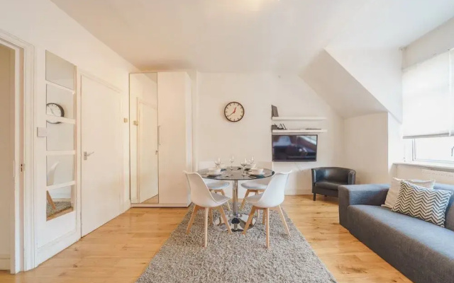 Cosy High Floor Studio Greek Street Soho