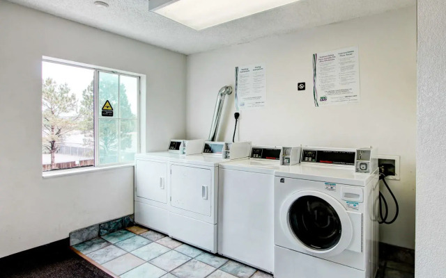 Super 8 by Wyndham Aurora East