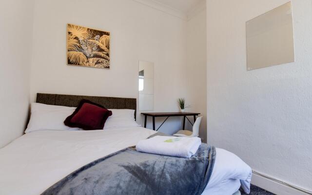 Stayzo House Accommodation- Coventry Free Parking