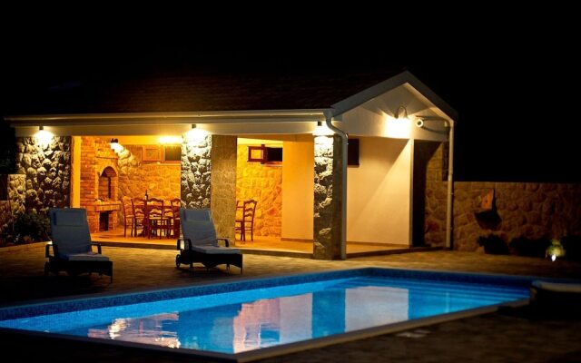 Luxurious Villa with Private Swimming Pool, Hot Tub, Sauna, Lovely Taverne