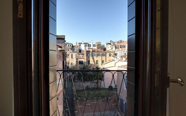 Modern Apartment with Terrace