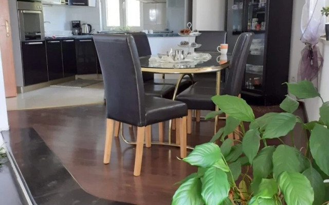 Viki - Seaview & Garden Terrace - A1
