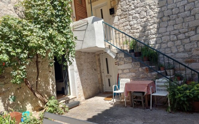 Lovely 1-bed Apartment With Patio in Kastel Stari