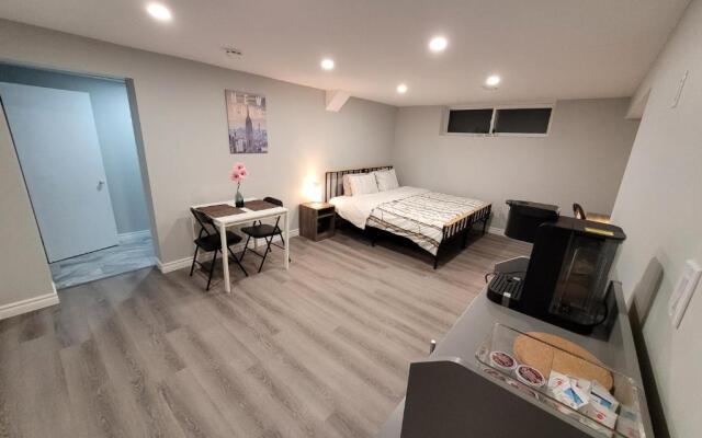 Guest House - Master Bedrooms in Bayview Village - Central North York, Toronto