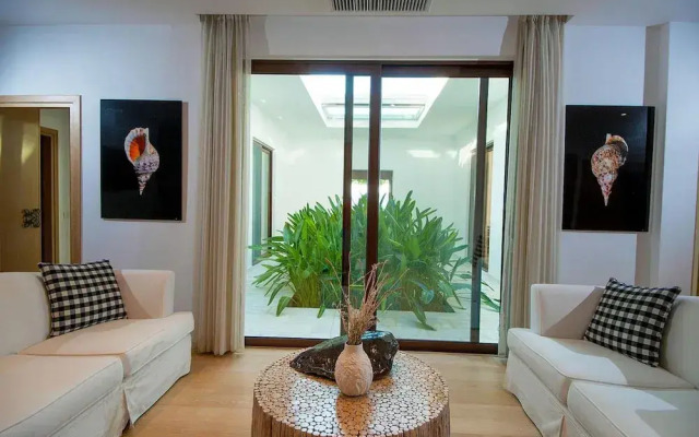 Beach Access 5 Bedroom Villa