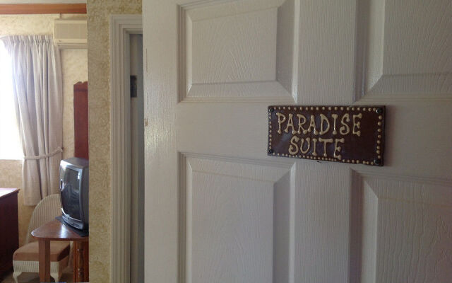 Palm Paradise Guest House and 2 Apartments