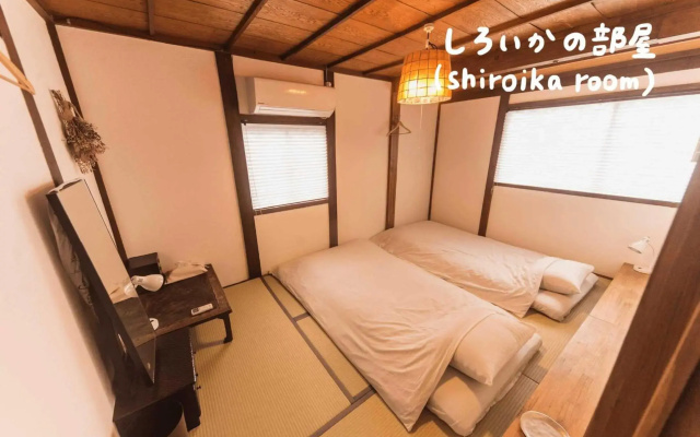 Book & Guesthouse Hitotomaru
