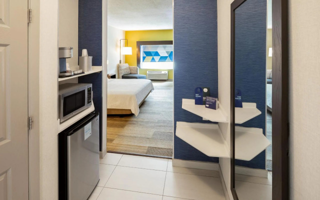 Holiday Inn Express & Suites Chicago West - St Charles
