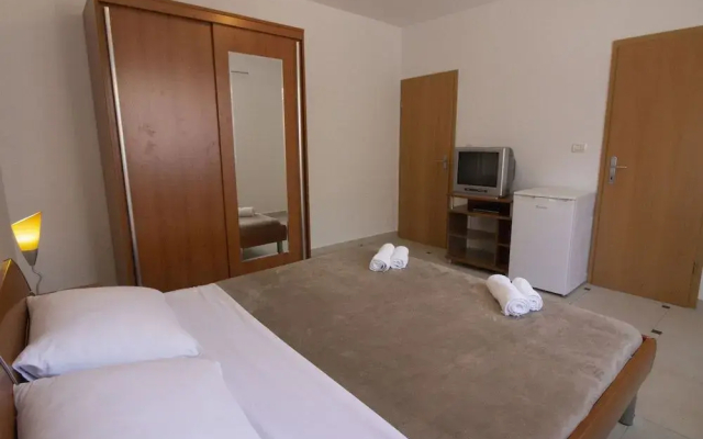 Studios & Rooms Fiesta